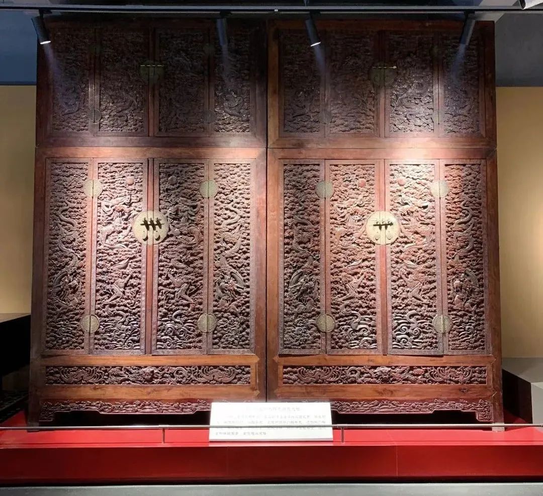 館藏重器&mdash;清代金絲楠木雕龍頂箱大柜